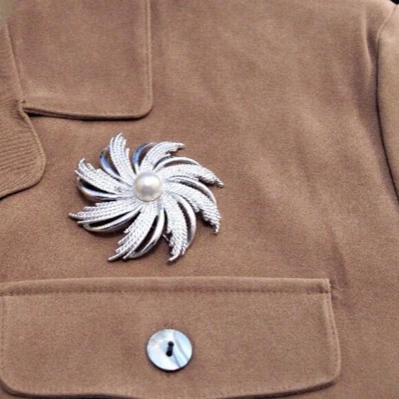 Sarah Coventry Spiral Pearl Pinwheel Pin Brooch Silver Tone - Picture 3 of 5